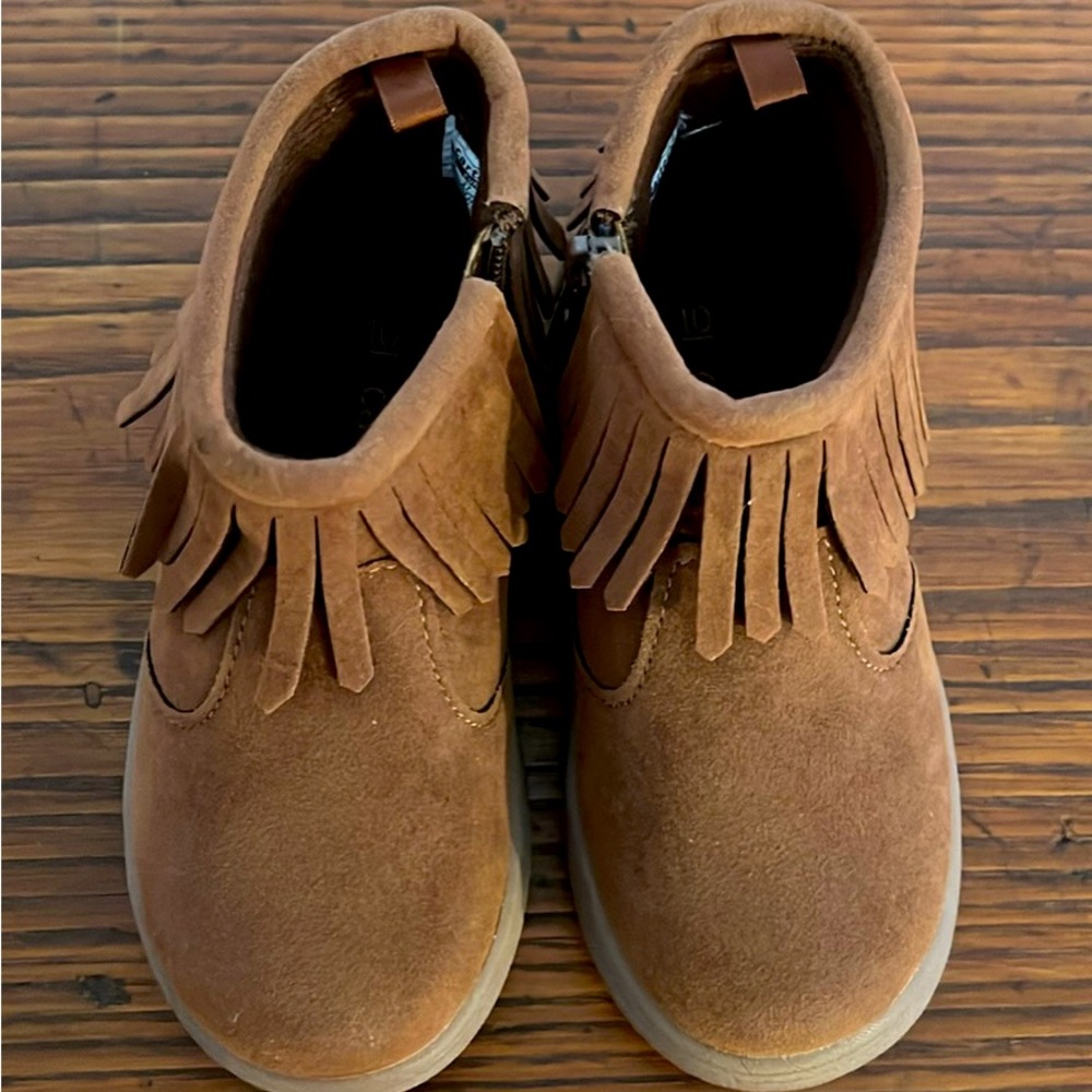 Girls CARTER’S fringe boots!